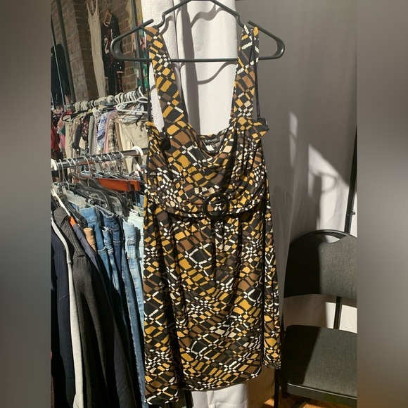 le chateau Dresses & Skirts - Not Available Le Chateau Brown and Yellow Geometric Midi Dress